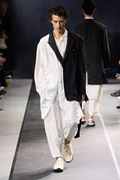 Look 16